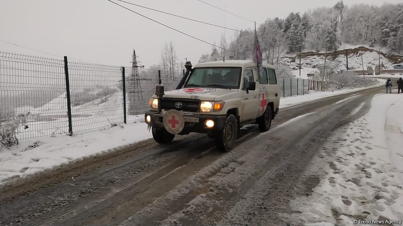 По Лачинской дороге проехала автоколонна Красного Креста (ФОТО)