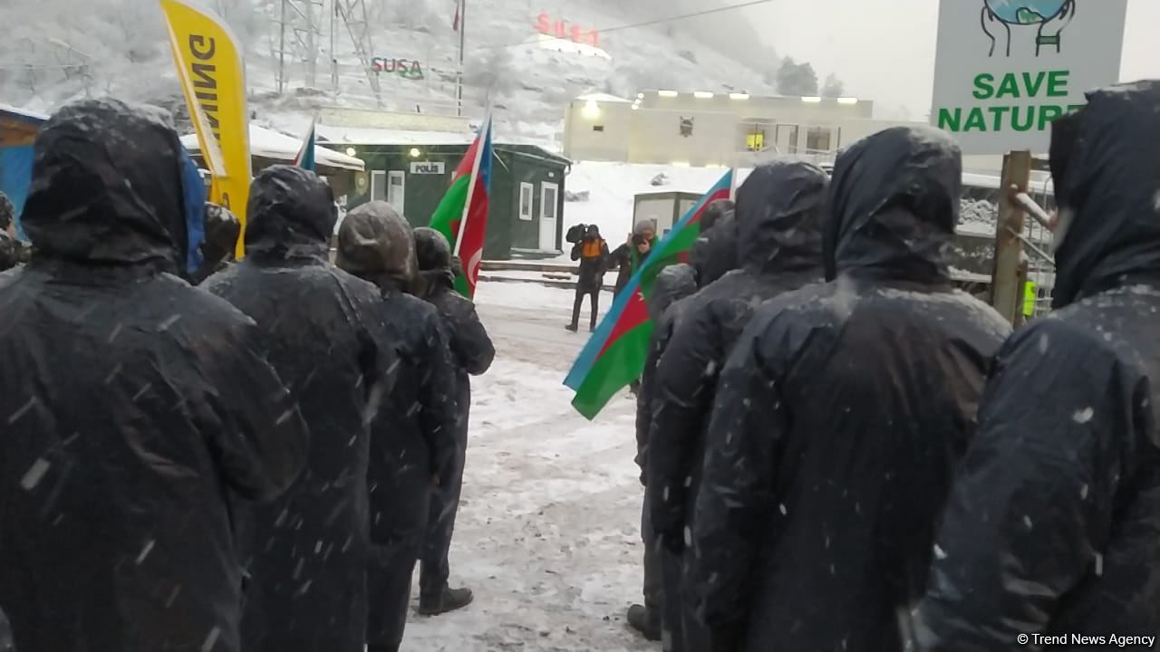 Акция азербайджанских экоактивистов на Лачинской дороге продолжается (ФОТО)
