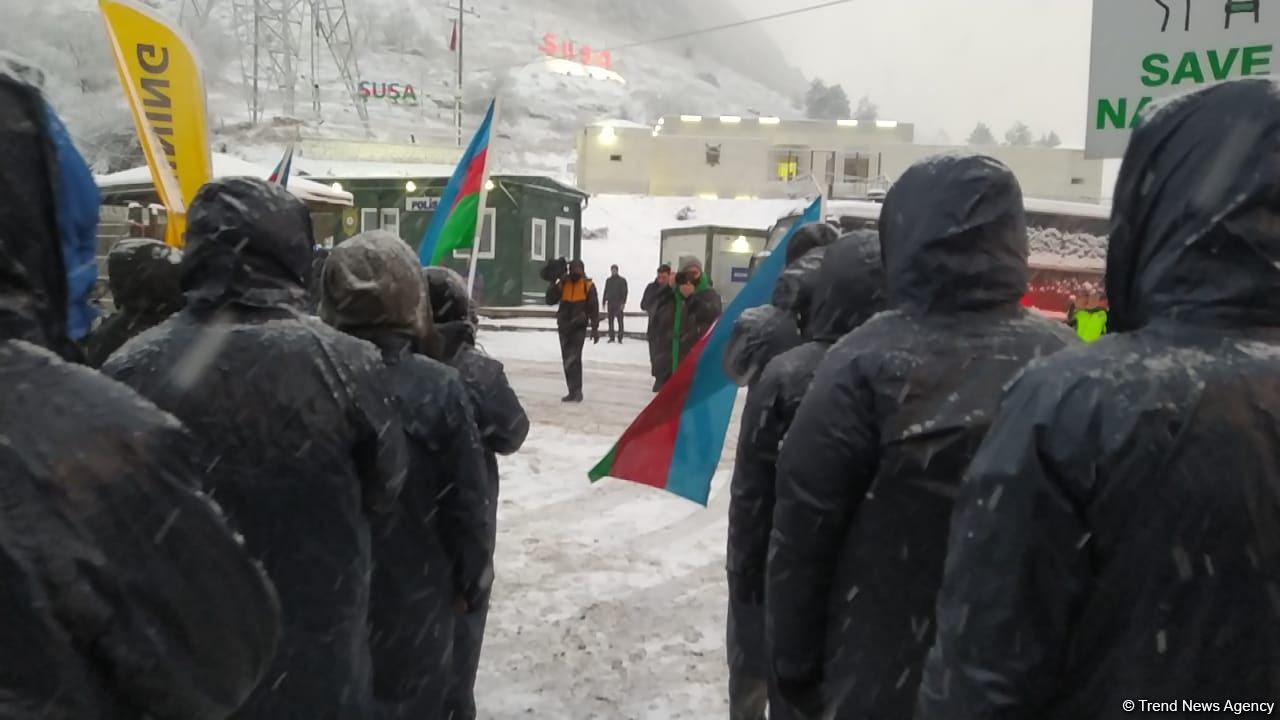 Акция азербайджанских экоактивистов на Лачинской дороге продолжается (ФОТО)