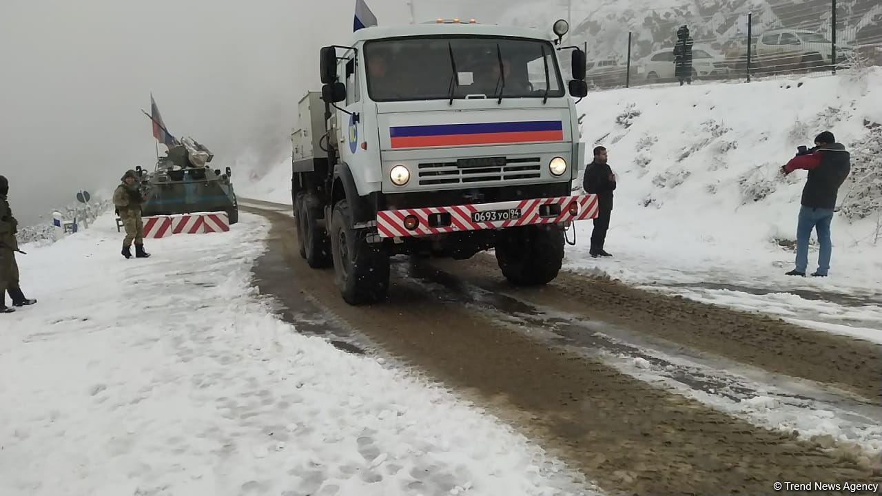 По Лачинской дороге беспрепятственно проехали еще 28 автомобилей миротворцев (ФОТО)