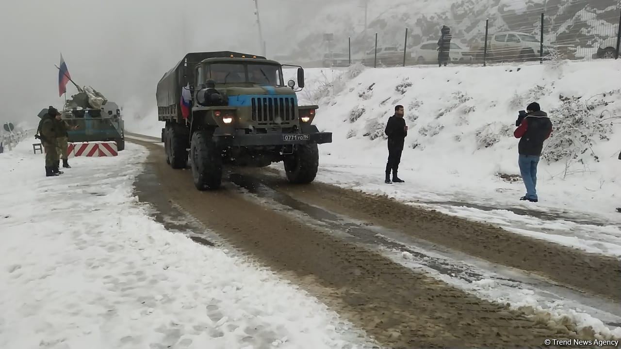 По Лачинской дороге беспрепятственно проехали еще 28 автомобилей миротворцев (ФОТО)