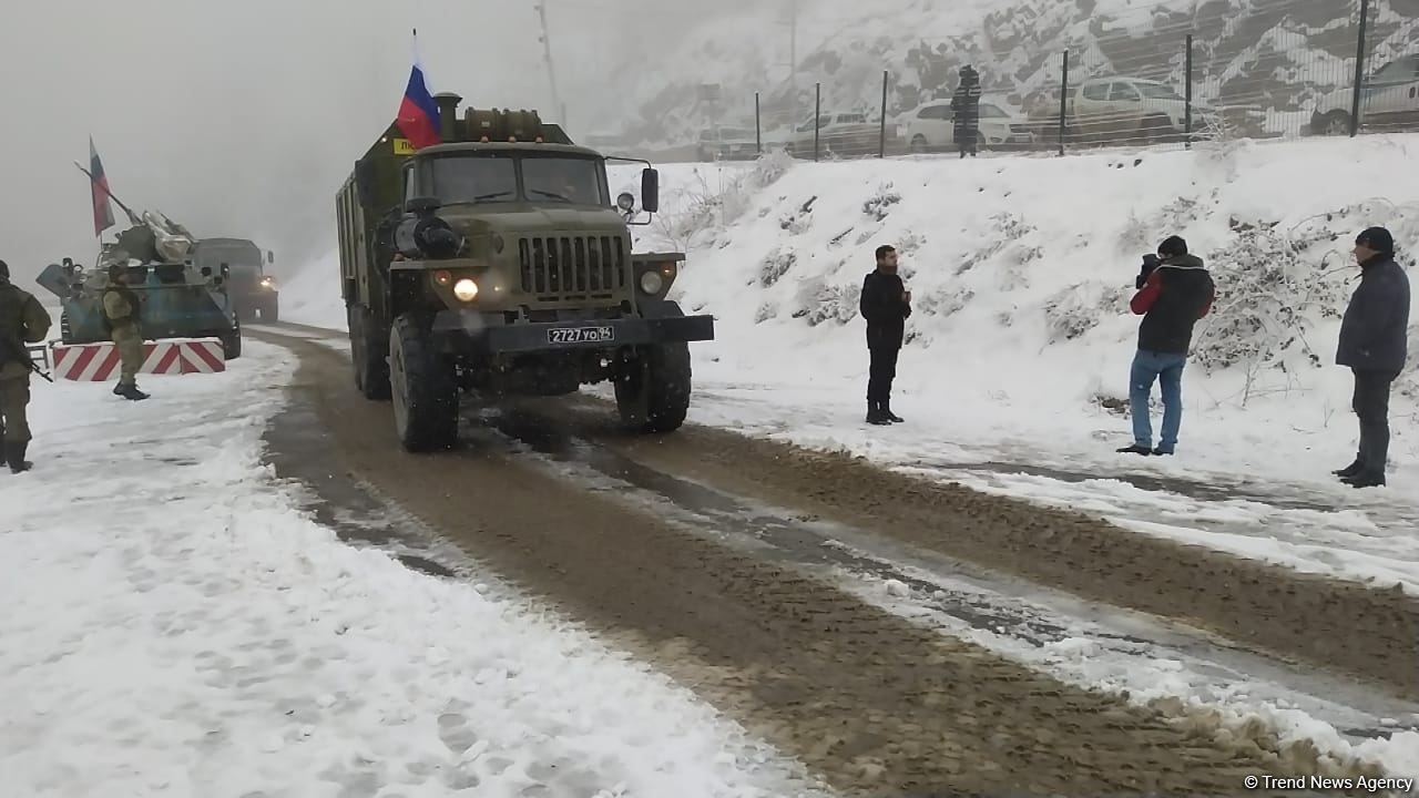 По Лачинской дороге беспрепятственно проехали еще 28 автомобилей миротворцев (ФОТО)