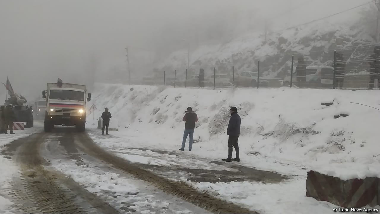 По Лачинской дороге беспрепятственно проехали еще 28 автомобилей миротворцев (ФОТО)