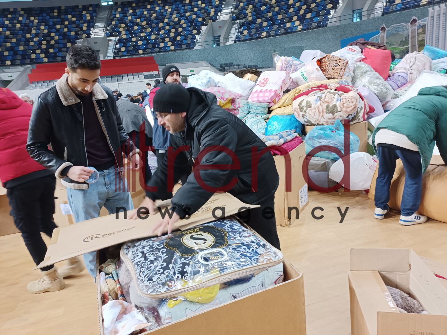 В Баку нескончаемый поток людей оказывает помощь братской Турции - репортаж (ВИДЕО, ФОТО)