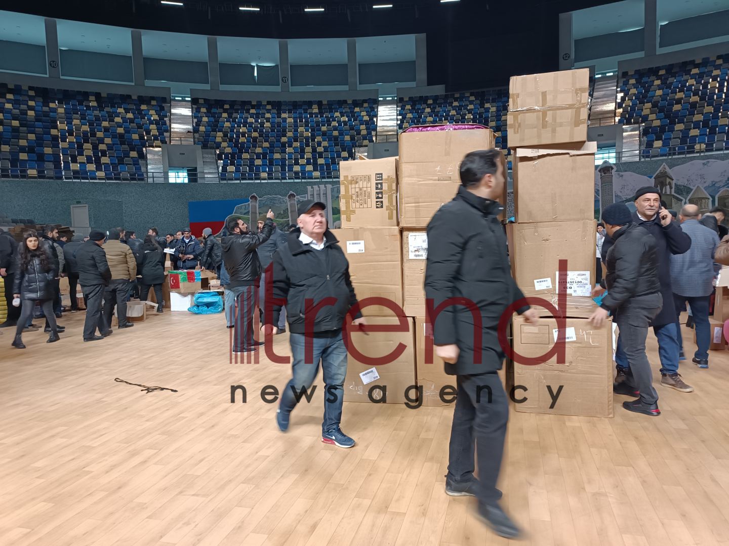 В Баку нескончаемый поток людей оказывает помощь братской Турции - репортаж (ВИДЕО, ФОТО)