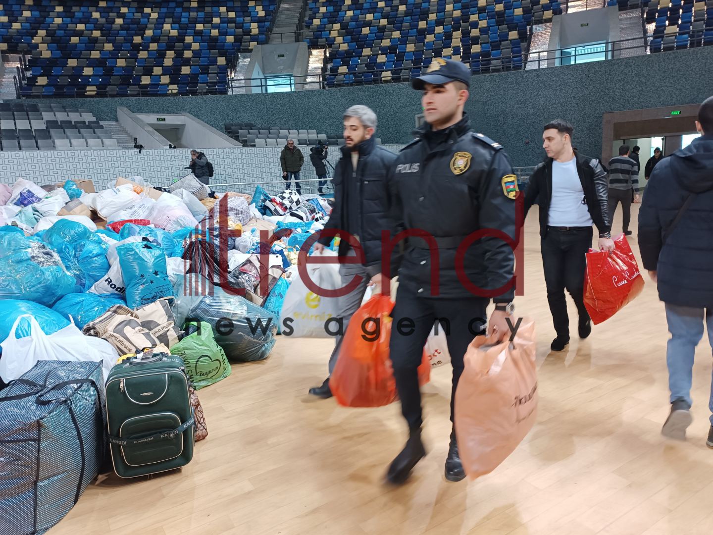 В Баку нескончаемый поток людей оказывает помощь братской Турции - репортаж (ВИДЕО, ФОТО)