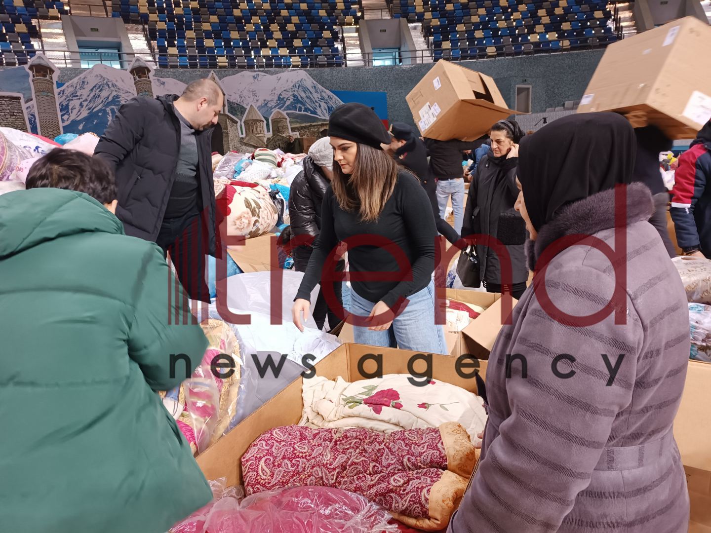 В Баку нескончаемый поток людей оказывает помощь братской Турции - репортаж (ВИДЕО, ФОТО)
