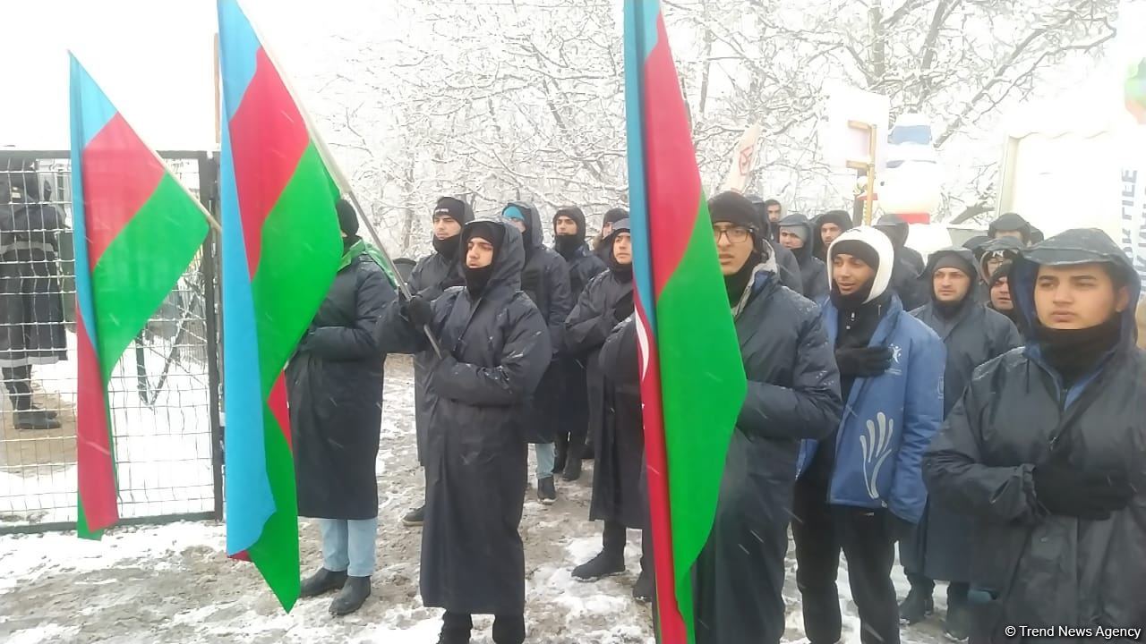 Акция азербайджанских экоактивистов на Лачинской дороге продолжается (ФОТО)