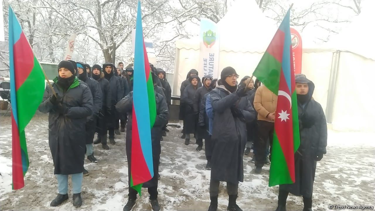 Акция азербайджанских экоактивистов на Лачинской дороге продолжается (ФОТО)