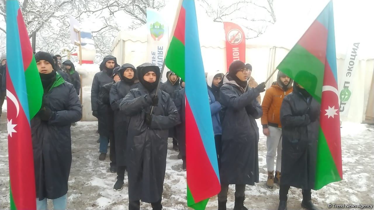 Акция азербайджанских экоактивистов на Лачинской дороге продолжается (ФОТО)