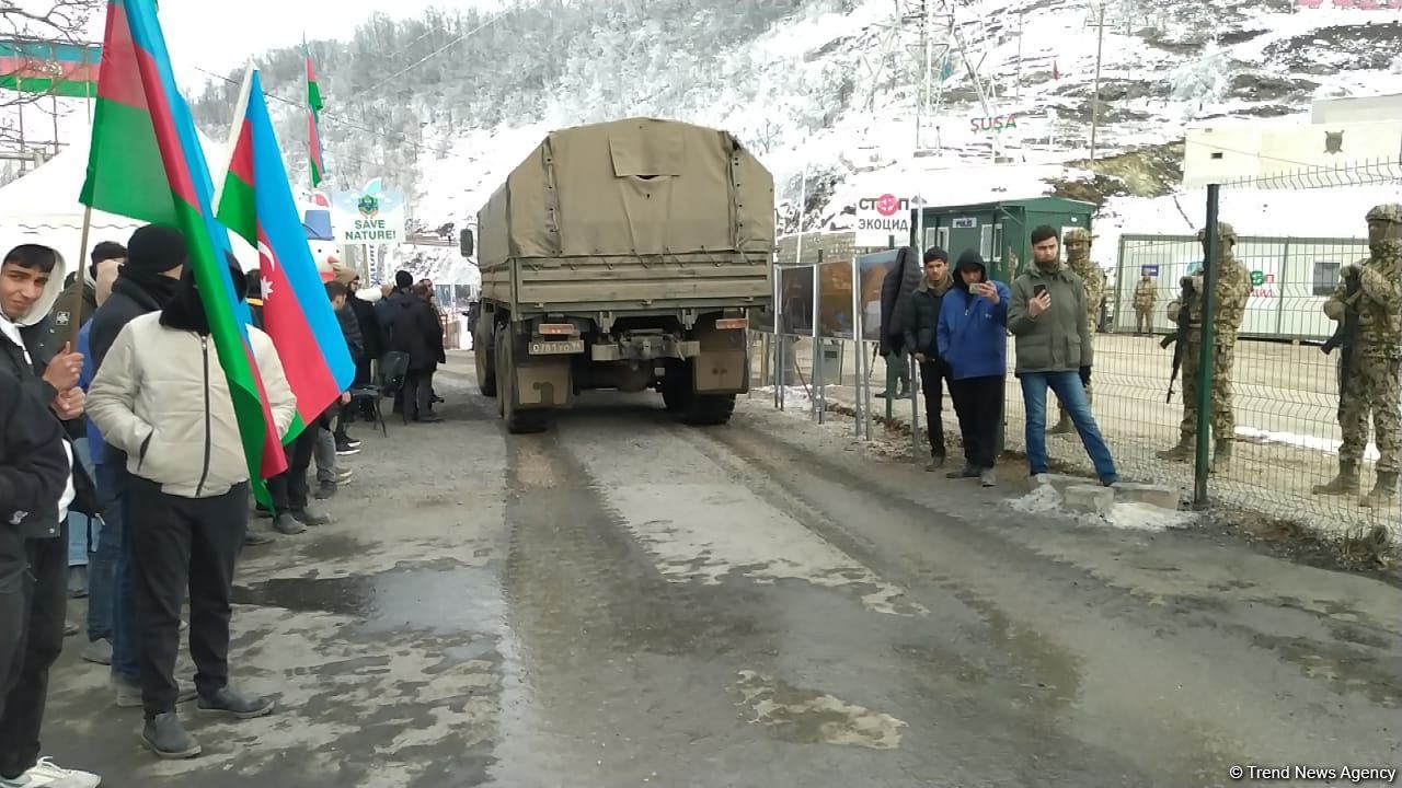 Vehicles of Russian peacekeepers pass freely along Azerbaijan's Lachin-Khankendi road (PHOTO)