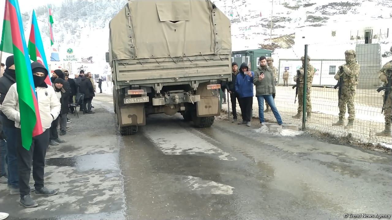 Vehicles of Russian peacekeepers pass freely along Azerbaijan's Lachin-Khankendi road (PHOTO)