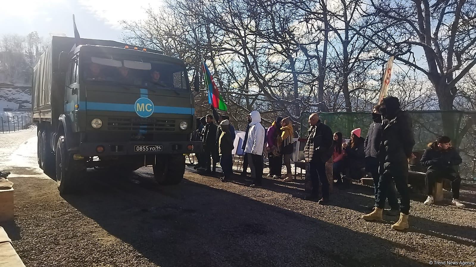 По Лачинской дороге беспрепятственно проехали еще 15 автомобилей российских миротворцев (ФОТО)