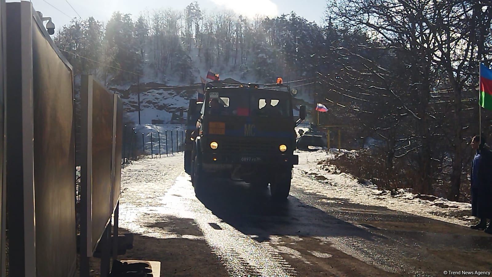 По Лачинской дороге беспрепятственно проехали еще 15 автомобилей российских миротворцев (ФОТО)