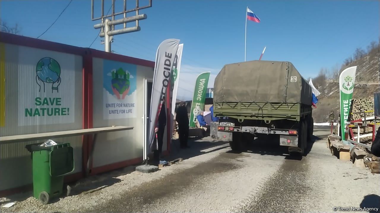 Over dozen supply vehicles of Russian peacekeepers pass freely along Azerbaijan's Lachin-Khankendi road (PHOTO)