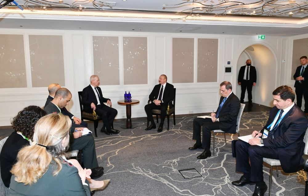 President Ilham Aliyev meets Israeli Defense Minister in Munich (PHOTO)