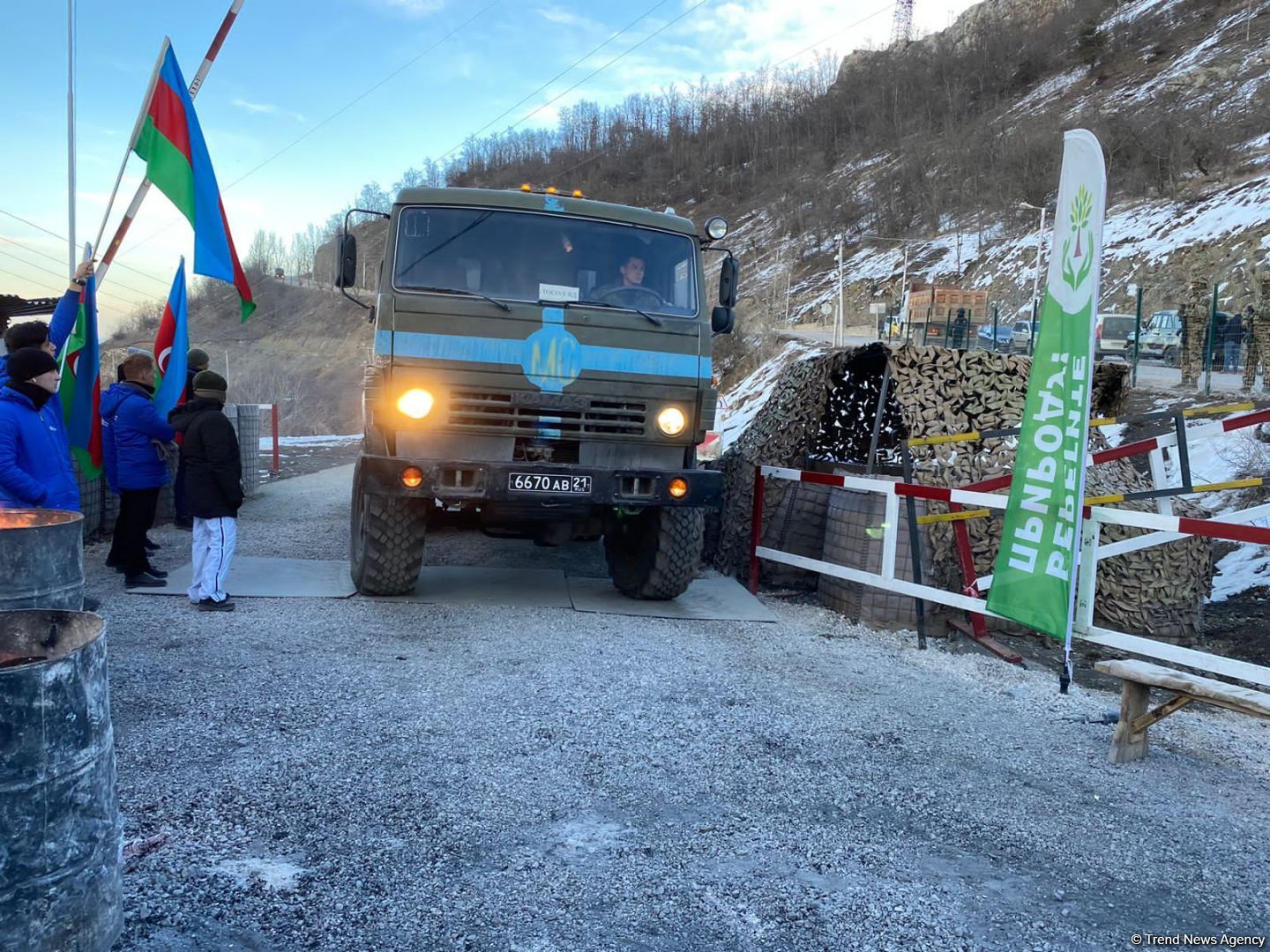 Two more vehicles of Russian peacekeepers move freely along Azerbaijan's Lachin-Khankendi road (PHOTO)