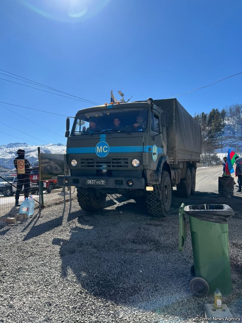 Two more vehicles of Russian peacekeepers move freely along Azerbaijan's Lachin-Khankendi road (PHOTO)