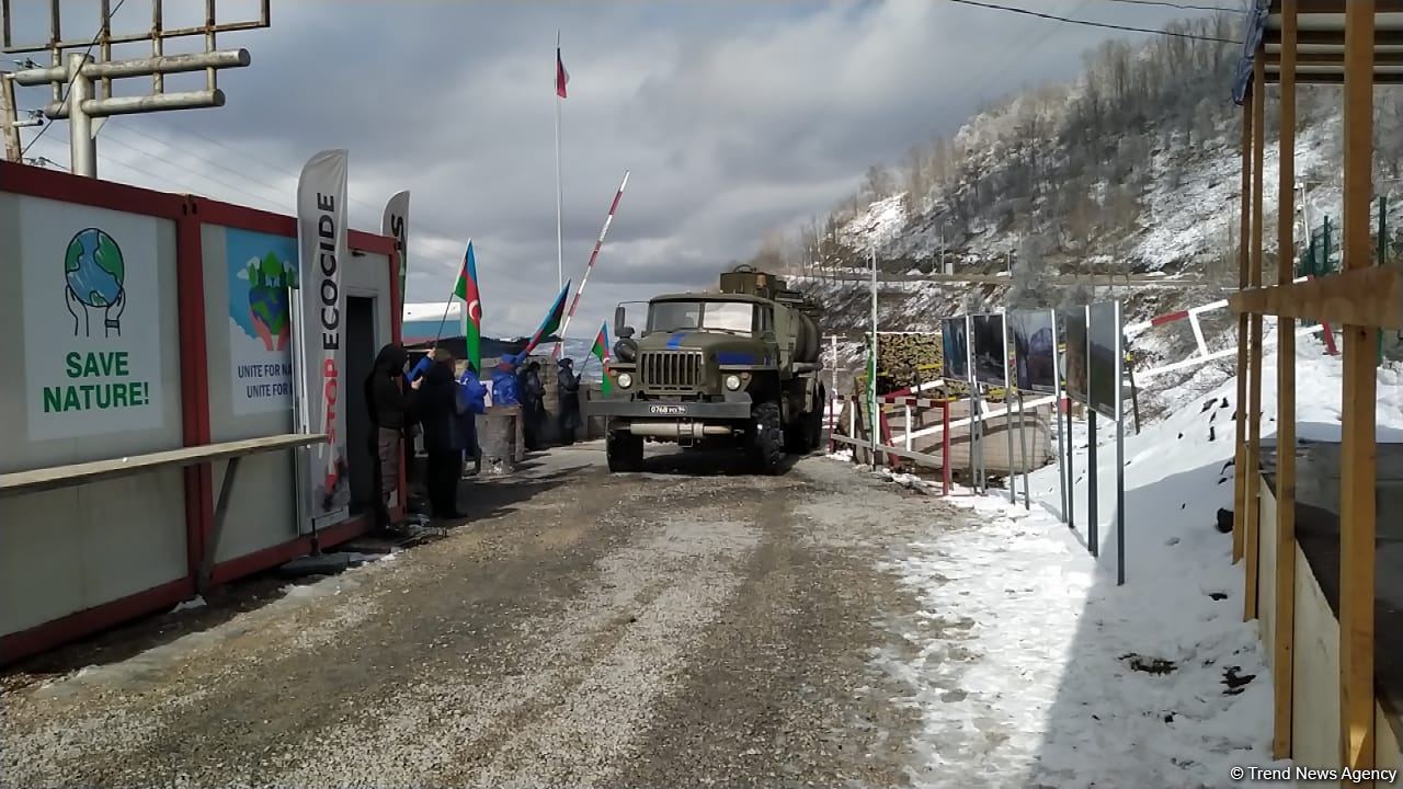 Five more vehicles of Russian peacekeepers move freely along Azerbaijan's Lachin-Khankendi road (PHOTO)