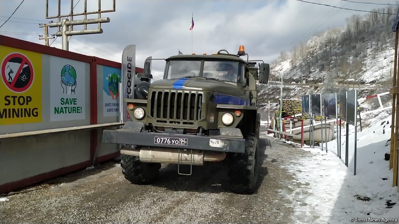 Five more vehicles of Russian peacekeepers move freely along Azerbaijan's Lachin-Khankendi road (PHOTO)
