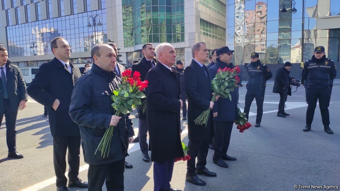 Глава МИД Азербайджана посетил памятник Ходжалинскому геноциду (ФОТО)