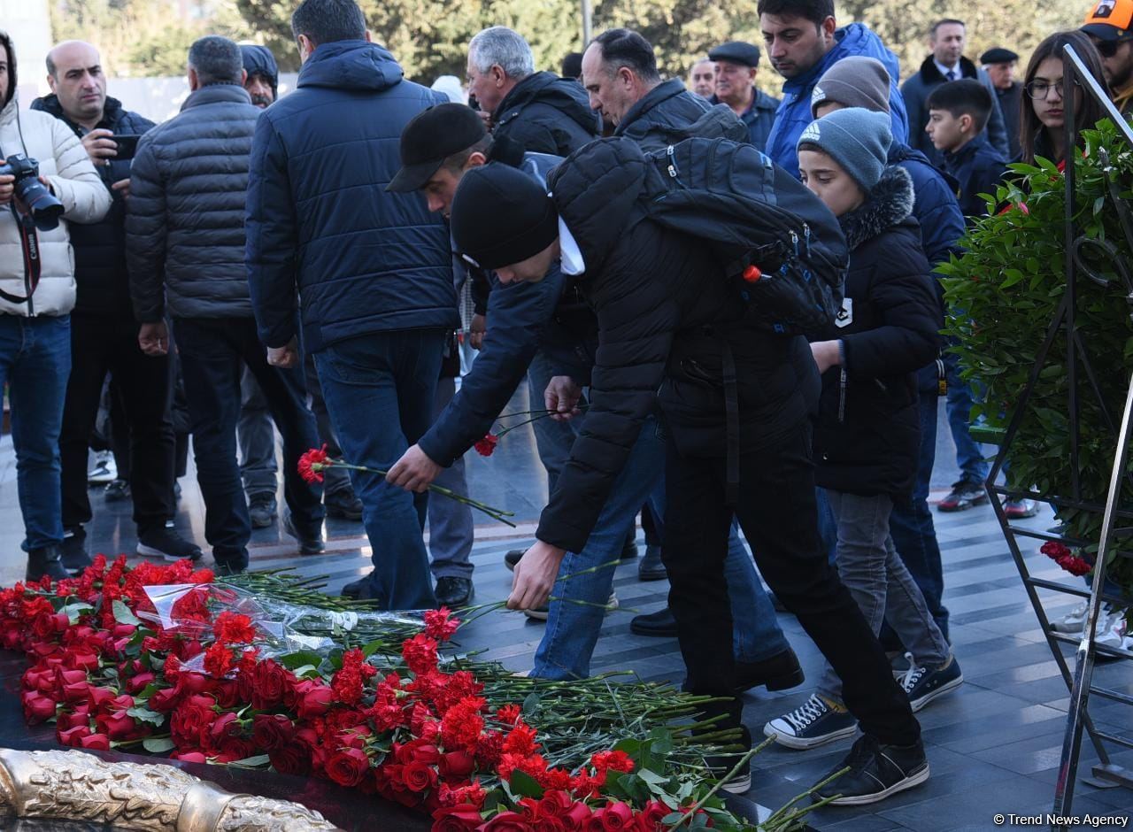 Азербайджанский народ чтит память жертв Ходжалинского геноцида (ФОТО)