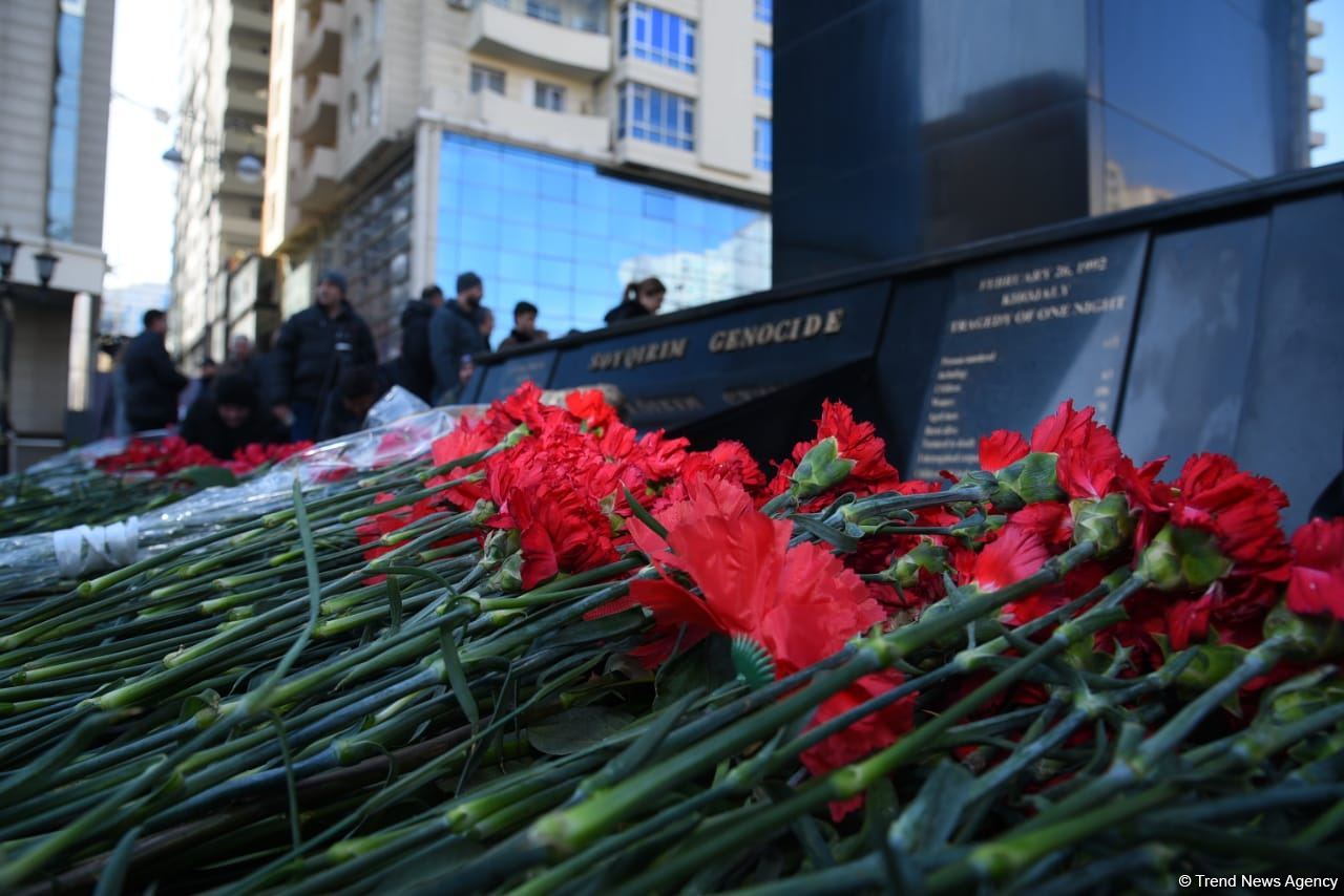 Азербайджанский народ чтит память жертв Ходжалинского геноцида (ФОТО)