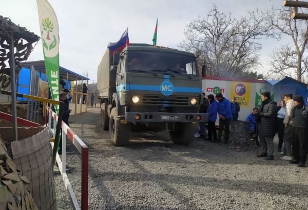 Vehicle of Russian peacekeepers moves freely along Azerbaijan's Lachin-Khankendi road (PHOTO)