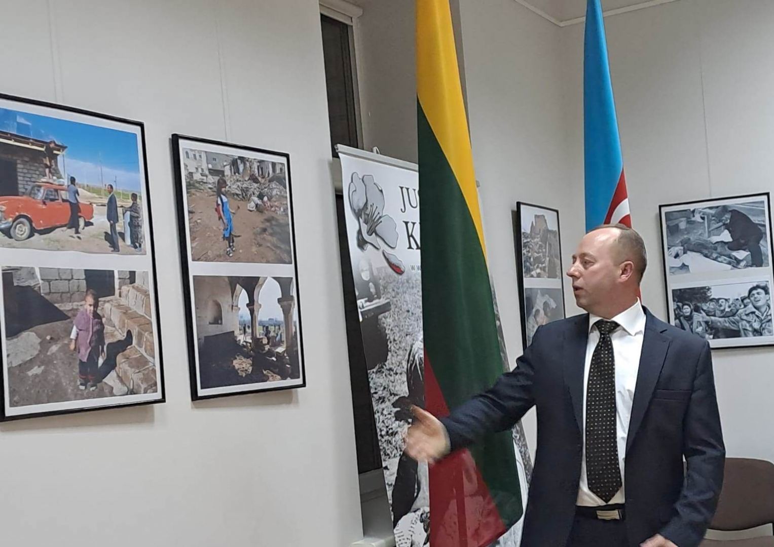 В Вильнюсе открылась фотовыставка Ричардаса Лапайтиса "Справедливость для Ходжалы" (ФОТО)