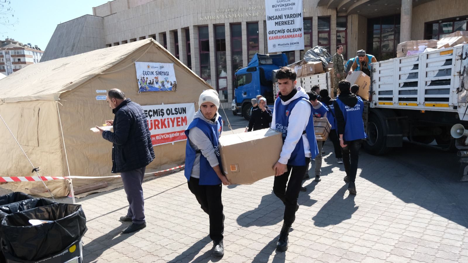 Азербайджанские волонтеры в зоне землетрясения оказали помощь десяткам тысяч пострадавших (ФОТО)