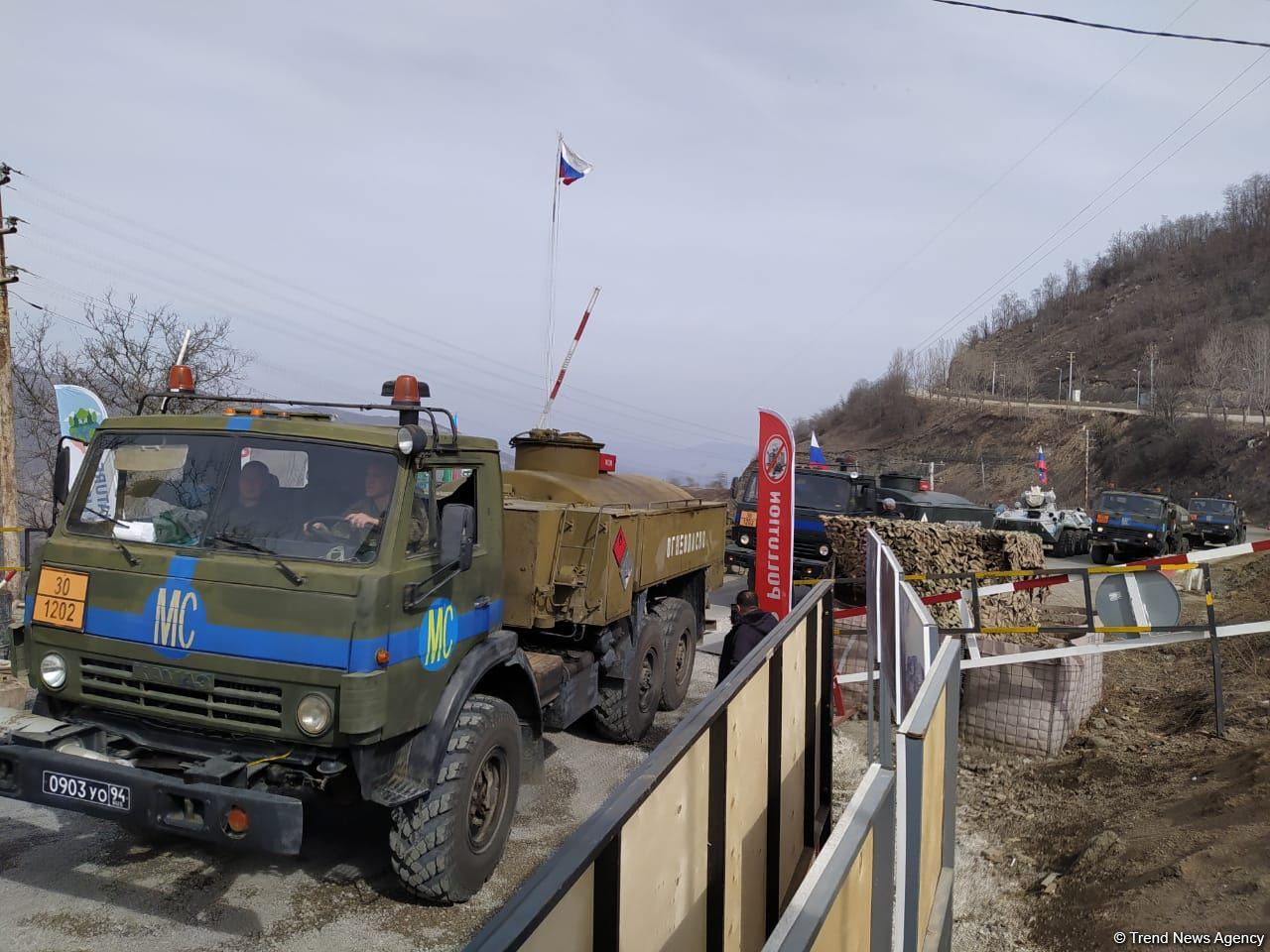 По Лачинской дороге беспрепятственно проехала автоколонна миротворцев (ФОТО)