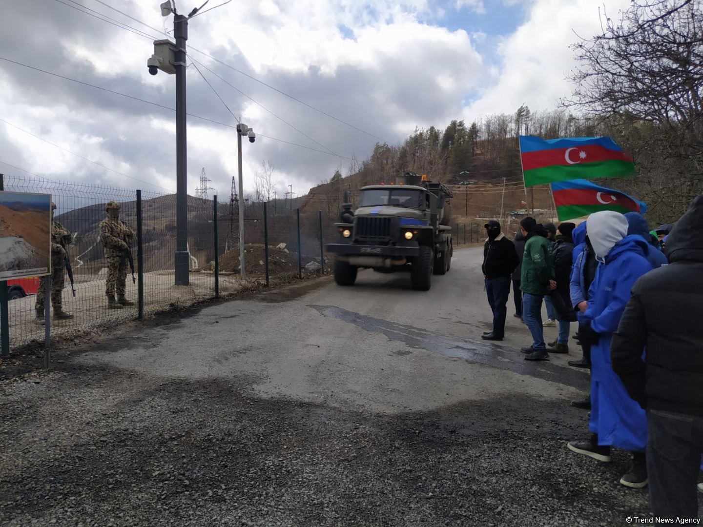 По Лачинской дороге беспрепятственно проехала очередная автоколонна РМК (ФОТО)