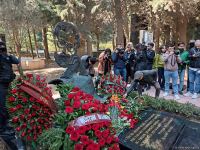 В Баку состоялось открытие надгробного памятника Рустаму Ибрагимбекову (ФОТО)
