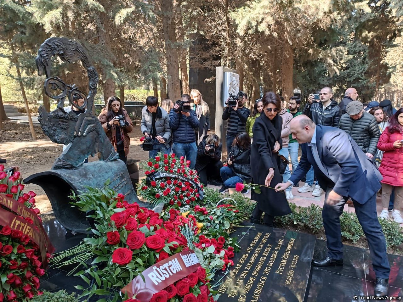 В Баку состоялось открытие надгробного памятника Рустаму Ибрагимбекову (ФОТО)