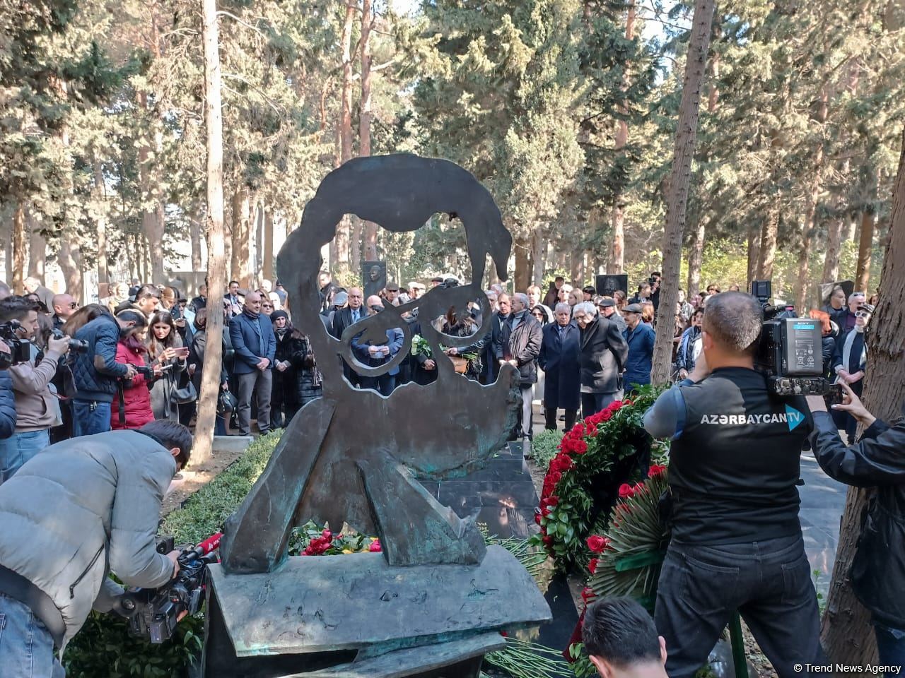 В Баку состоялось открытие надгробного памятника Рустаму Ибрагимбекову (ФОТО)