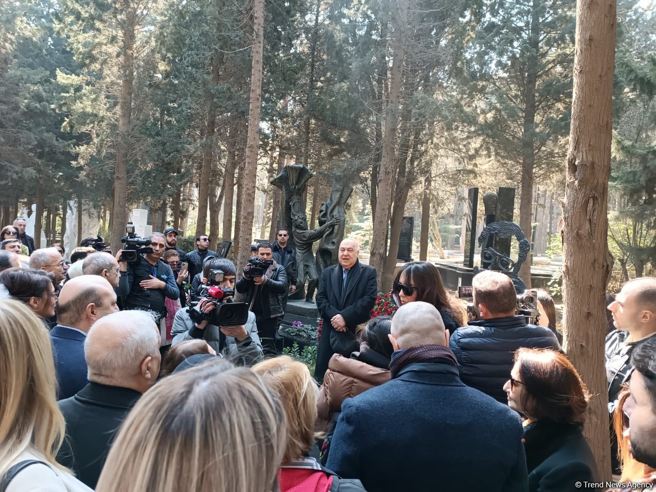 В Баку состоялось открытие надгробного памятника Рустаму Ибрагимбекову (ФОТО)