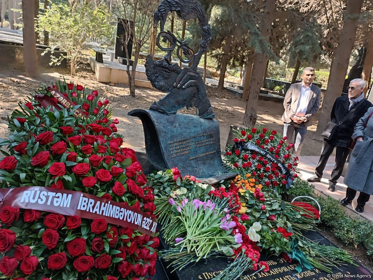 В Баку состоялось открытие надгробного памятника Рустаму Ибрагимбекову (ФОТО)
