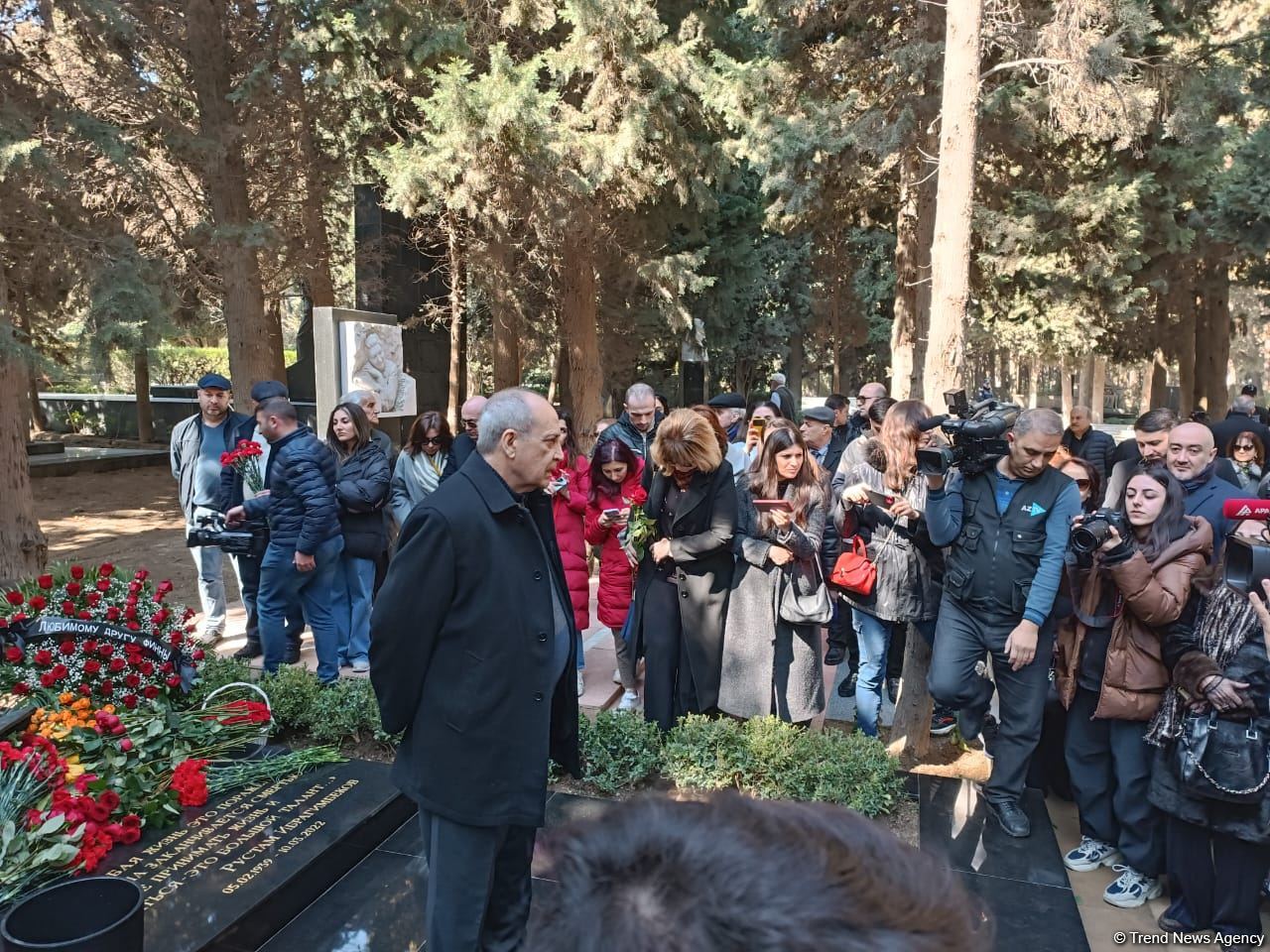 В Баку состоялось открытие надгробного памятника Рустаму Ибрагимбекову (ФОТО)