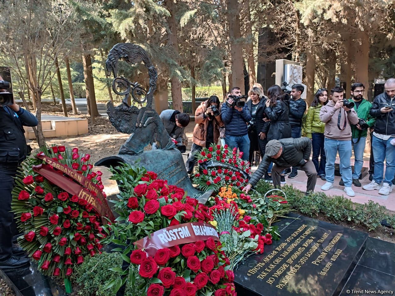 В Баку состоялось открытие надгробного памятника Рустаму Ибрагимбекову (ФОТО)