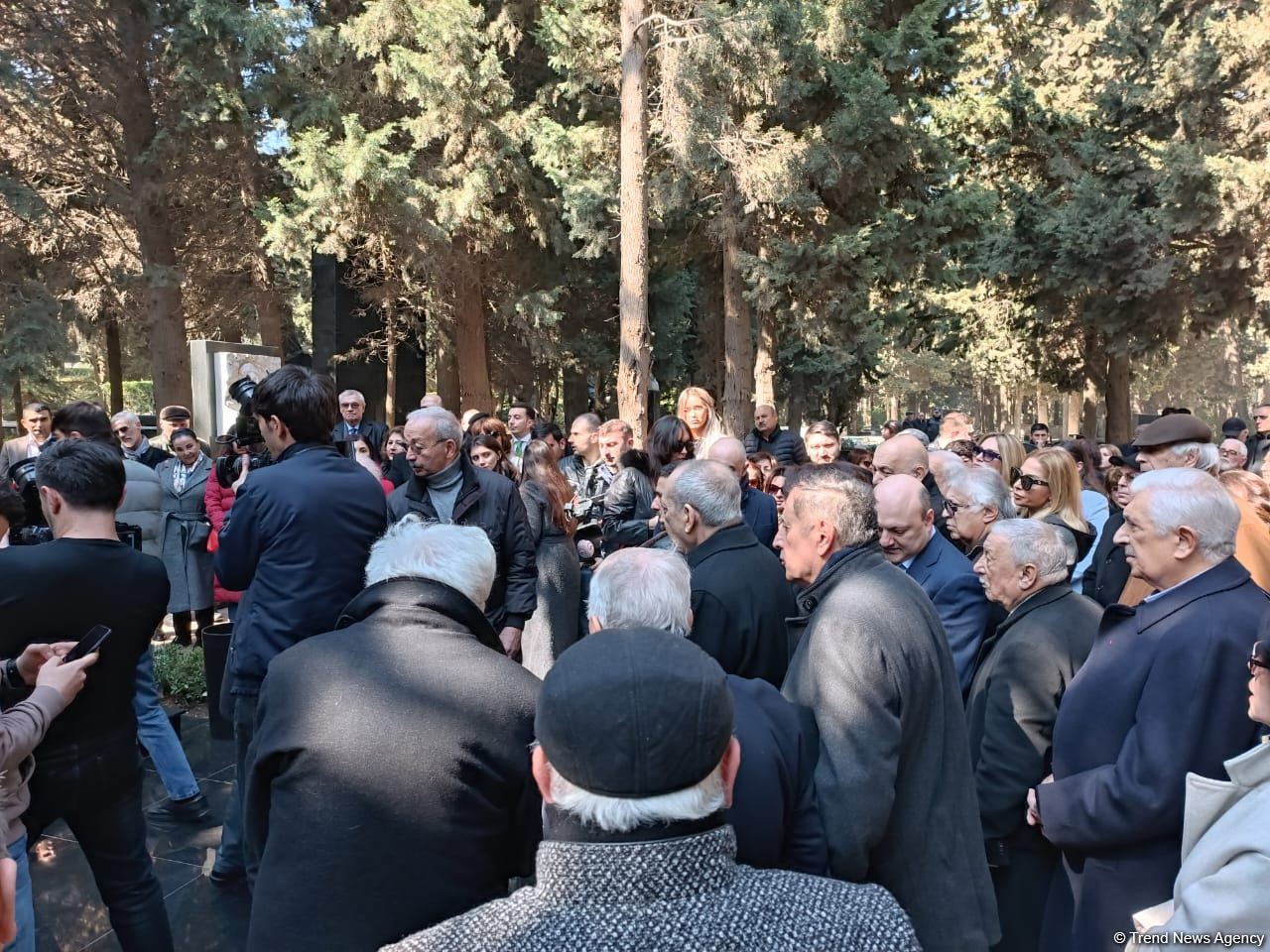 В Баку состоялось открытие надгробного памятника Рустаму Ибрагимбекову (ФОТО)