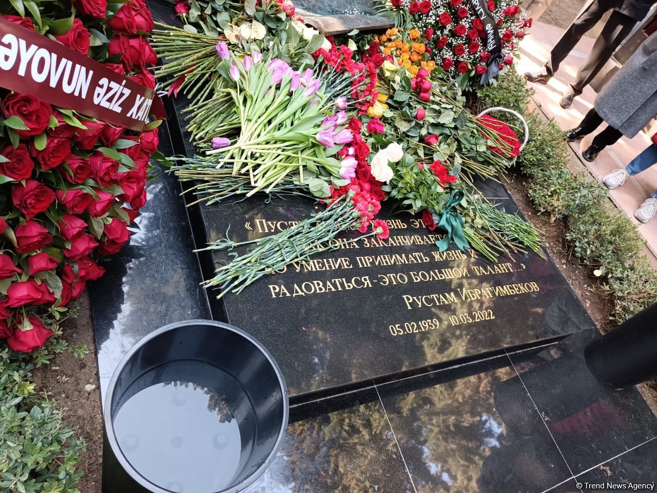 В Баку состоялось открытие надгробного памятника Рустаму Ибрагимбекову (ФОТО)