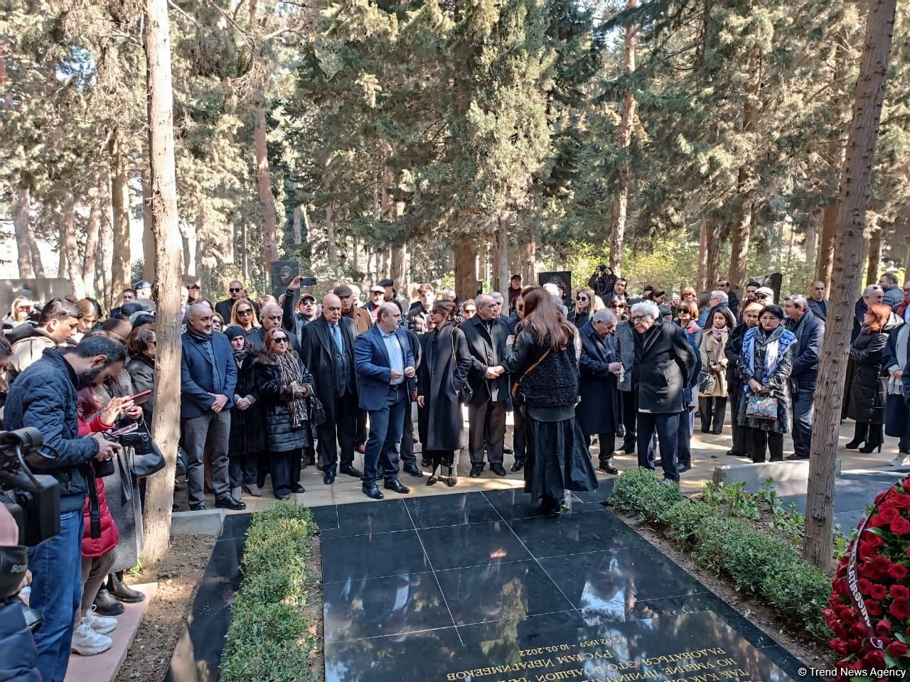 В Баку состоялось открытие надгробного памятника Рустаму Ибрагимбекову (ФОТО)