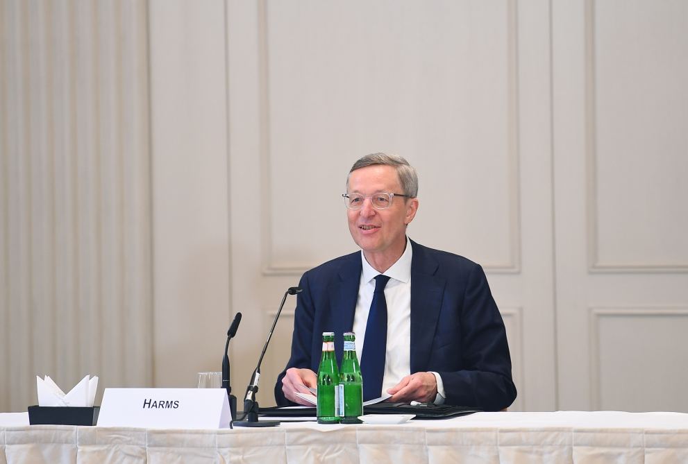 President Ilham Aliyev meets with heads of leading German companies (PHOTO)