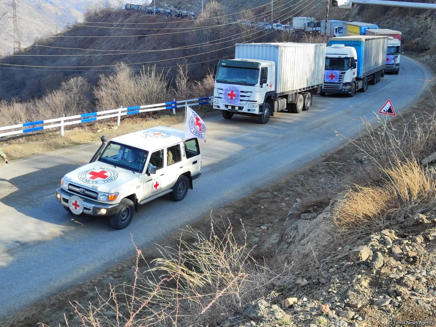 По Лачинской дороге беспрепятственно проехали автомашины МККК (ФОТО)
