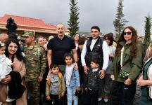 Искренняя встреча Президента Ильхама Алиева и Первой леди Мехрибан Алиевой с жителями села Талыш (ФОТО)