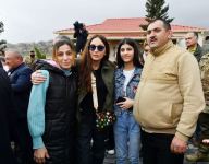 Президент Ильхам Алиев и Первая леди Мехрибан Алиева встретились и побеседовали с жителями села Талыш (ФОТО)