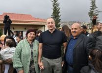Президент Ильхам Алиев и Первая леди Мехрибан Алиева встретились и побеседовали с жителями села Талыш (ФОТО)