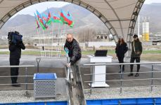 Президент Азербайджанской Республики Ильхам Алиев и Первая леди Мехрибан Алиева приняли участие в церемонии закладки фундамента жилого квартала в поселке Суговушан (ФОТО/ВИДЕО)
