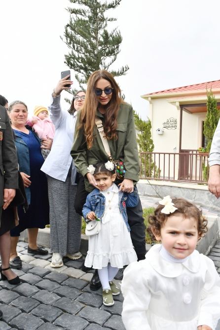 Президент Ильхам Алиев и Первая леди Мехрибан Алиева встретились и побеседовали с жителями села Талыш (ФОТО)