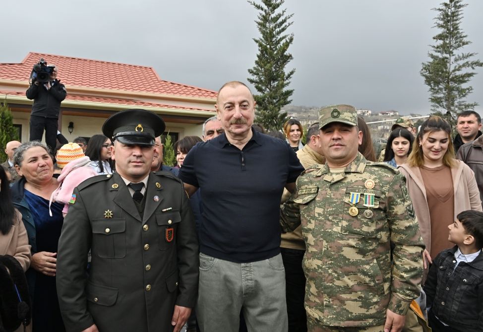 Президент Ильхам Алиев и Первая леди Мехрибан Алиева встретились и побеседовали с жителями села Талыш (ФОТО)